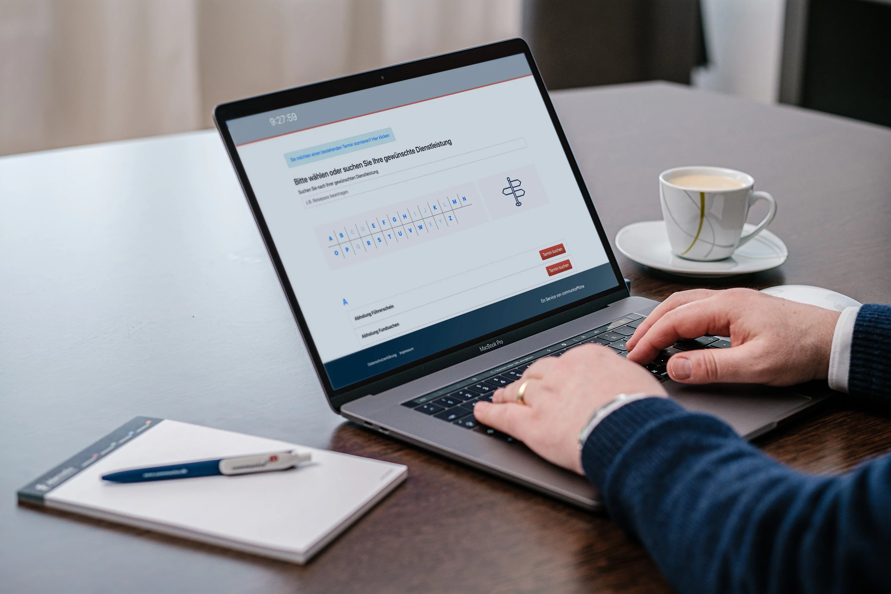 Laptop und tippende Hände  Laptop und tippende Hände